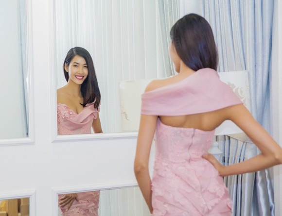Hoàng Thuỳ, Minh Tú gợi cảm trong bộ sưu tập “Thánh Đường” ảnh 2 Hoàng Thuỳ, Minh Tú gợi cảm trong bộ sưu tập “Thánh Đường” ảnh 2