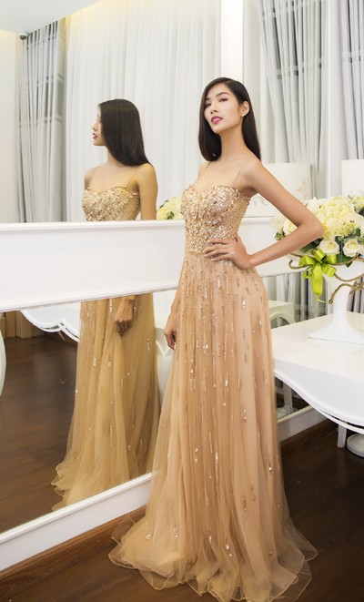 Hoàng Thuỳ, Minh Tú gợi cảm trong bộ sưu tập “Thánh Đường” ảnh 4 Hoàng Thuỳ, Minh Tú gợi cảm trong bộ sưu tập “Thánh Đường” ảnh 4