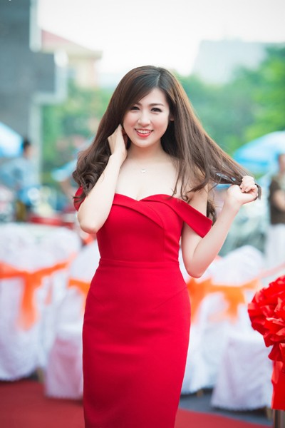 Á hậu Tú Anh trễ nải vai trần khoe vòng 1 lấp ló ảnh 1 Á hậu Tú Anh trễ nải vai trần khoe vòng 1 lấp ló ảnh 1