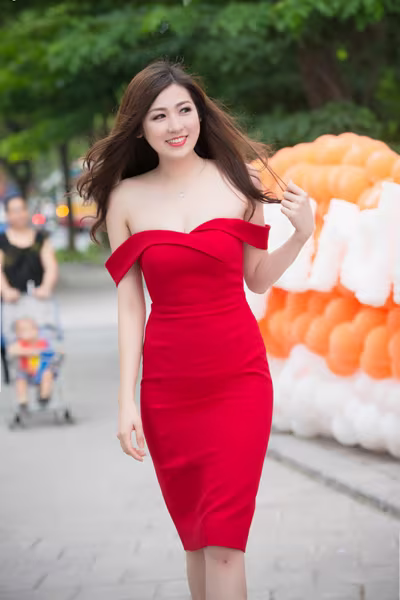 Á hậu Tú Anh trễ nải vai trần khoe vòng 1 lấp ló ảnh 2 Á hậu Tú Anh trễ nải vai trần khoe vòng 1 lấp ló ảnh 2