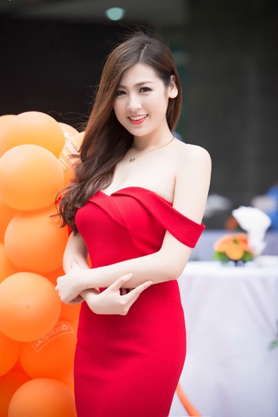 Á hậu Tú Anh trễ nải vai trần khoe vòng 1 lấp ló ảnh 4 Á hậu Tú Anh trễ nải vai trần khoe vòng 1 lấp ló ảnh 4