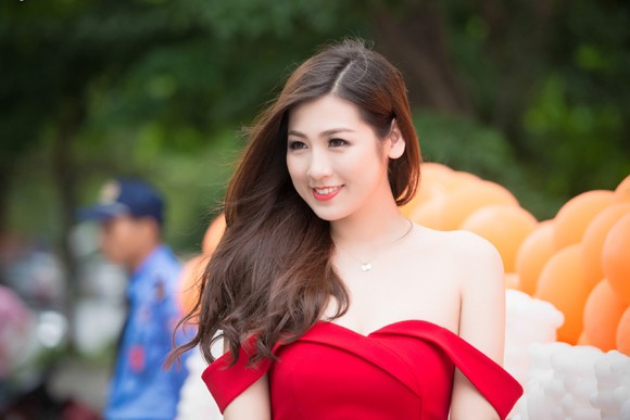 Á hậu Tú Anh trễ nải vai trần khoe vòng 1 lấp ló ảnh 5 Á hậu Tú Anh trễ nải vai trần khoe vòng 1 lấp ló ảnh 5