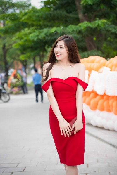 Á hậu Tú Anh trễ nải vai trần khoe vòng 1 lấp ló ảnh 6 Á hậu Tú Anh trễ nải vai trần khoe vòng 1 lấp ló ảnh 6