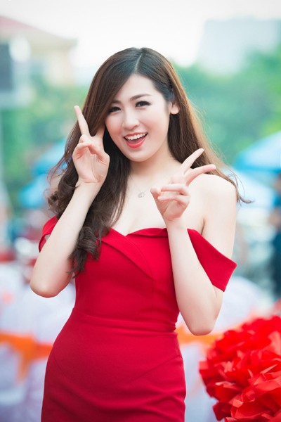 Á hậu Tú Anh trễ nải vai trần khoe vòng 1 lấp ló ảnh 7 Á hậu Tú Anh trễ nải vai trần khoe vòng 1 lấp ló ảnh 7