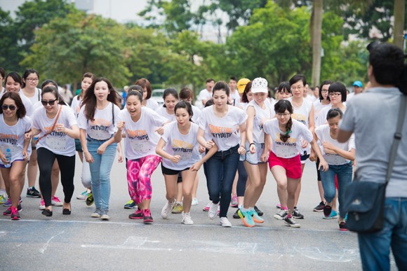 Á hậu Tú Anh thi chạy kết nối tuổi trẻ Việt ảnh 6 Á hậu Tú Anh thi chạy kết nối tuổi trẻ Việt ảnh 6