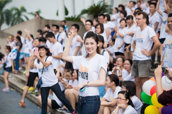 Á hậu Tú Anh thi chạy kết nối tuổi trẻ Việt ảnh 8 Á hậu Tú Anh thi chạy kết nối tuổi trẻ Việt ảnh 8