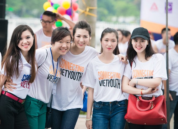 Á hậu Tú Anh thi chạy kết nối tuổi trẻ Việt ảnh 9 Á hậu Tú Anh thi chạy kết nối tuổi trẻ Việt ảnh 9