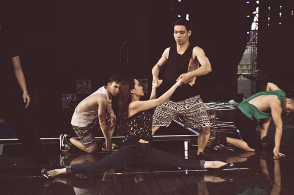 “Đột kích” phòng tập của Yến Trang chuẩn bị cho liveshow “Nhân tố bí ẩn” ảnh 4 “Đột kích” phòng tập của Yến Trang chuẩn bị cho liveshow “Nhân tố bí ẩn” ảnh 4