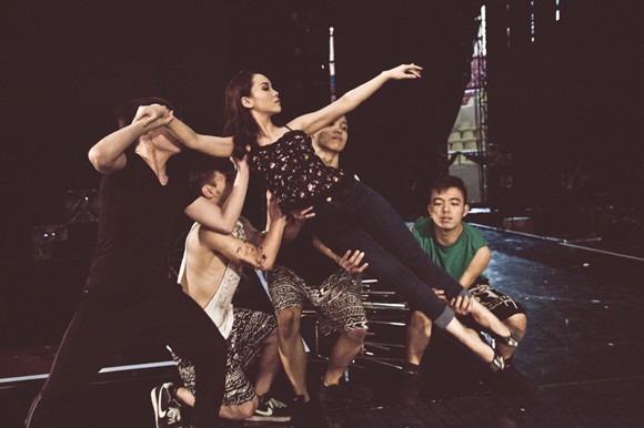 “Đột kích” phòng tập của Yến Trang chuẩn bị cho liveshow “Nhân tố bí ẩn” ảnh 5 “Đột kích” phòng tập của Yến Trang chuẩn bị cho liveshow “Nhân tố bí ẩn” ảnh 5