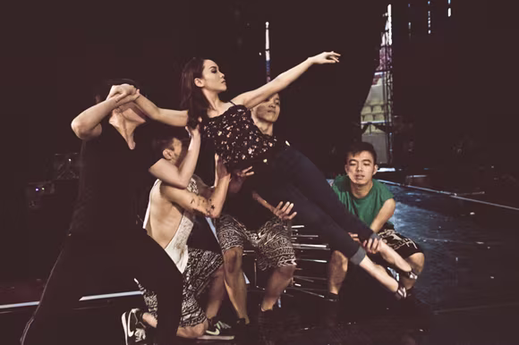 “Đột kích” phòng tập của Yến Trang chuẩn bị cho liveshow “Nhân tố bí ẩn” ảnh 5 “Đột kích” phòng tập của Yến Trang chuẩn bị cho liveshow “Nhân tố bí ẩn” ảnh 5