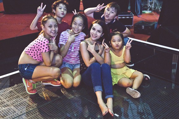 “Đột kích” phòng tập của Yến Trang chuẩn bị cho liveshow “Nhân tố bí ẩn” ảnh 7 “Đột kích” phòng tập của Yến Trang chuẩn bị cho liveshow “Nhân tố bí ẩn” ảnh 7