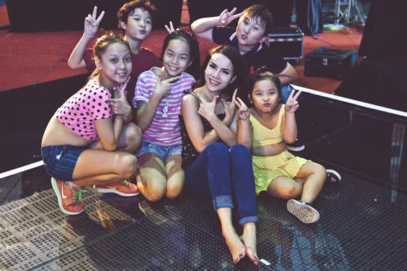 “Đột kích” phòng tập của Yến Trang chuẩn bị cho liveshow “Nhân tố bí ẩn” ảnh 7 “Đột kích” phòng tập của Yến Trang chuẩn bị cho liveshow “Nhân tố bí ẩn” ảnh 7