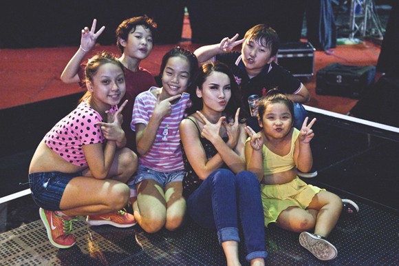 “Đột kích” phòng tập của Yến Trang chuẩn bị cho liveshow “Nhân tố bí ẩn” ảnh 8 “Đột kích” phòng tập của Yến Trang chuẩn bị cho liveshow “Nhân tố bí ẩn” ảnh 8