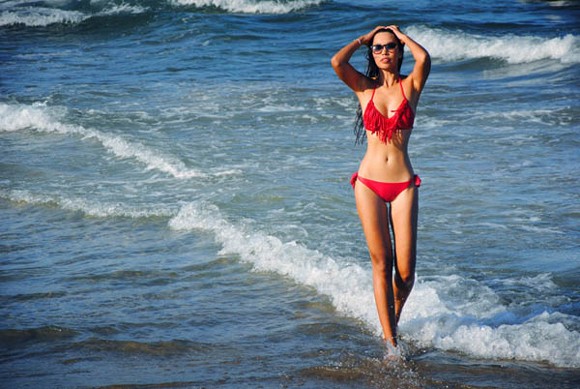"Bỏng mắt" ngắm siêu mẫu Hà Anh diện bikini đỏ chói ảnh 1 "Bỏng mắt" ngắm siêu mẫu Hà Anh diện bikini đỏ chói ảnh 1