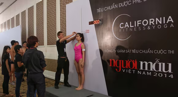 Thí sinh Vietnam's Next Top Model khoe cơ bắp trong phần thi hình thể ảnh 9 Thí sinh Vietnam's Next Top Model khoe cơ bắp trong phần thi hình thể ảnh 9