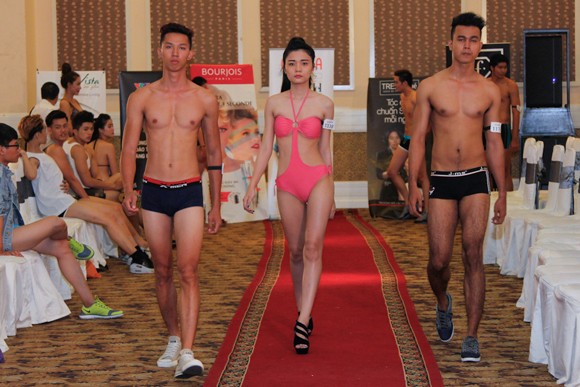 Thí sinh Vietnam's Next Top Model khoe cơ bắp trong phần thi hình thể ảnh 12 Thí sinh Vietnam's Next Top Model khoe cơ bắp trong phần thi hình thể ảnh 12