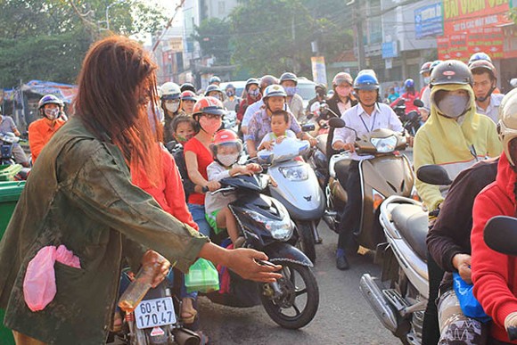Cựu người mẫu Quốc Cường tàn tạ, lê lết đi ăn xin ảnh 6 Cựu người mẫu Quốc Cường tàn tạ, lê lết đi ăn xin ảnh 6