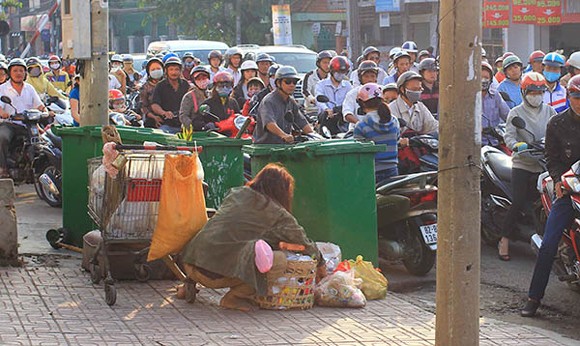 Cựu người mẫu Quốc Cường tàn tạ, lê lết đi ăn xin ảnh 7 Cựu người mẫu Quốc Cường tàn tạ, lê lết đi ăn xin ảnh 7