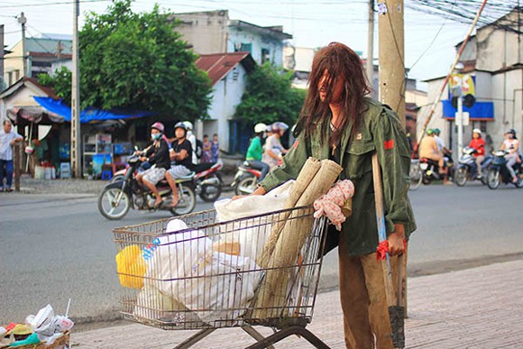 Cựu người mẫu Quốc Cường tàn tạ, lê lết đi ăn xin ảnh 8 Cựu người mẫu Quốc Cường tàn tạ, lê lết đi ăn xin ảnh 8