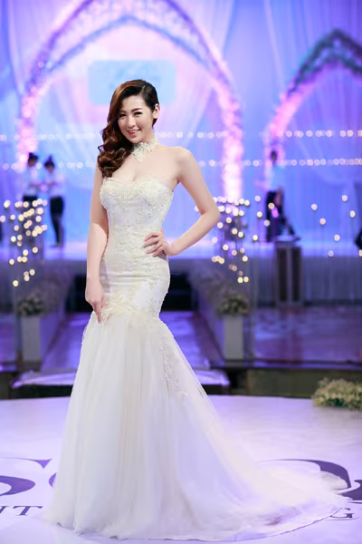 Á hậu Tú Anh vai trần gợi cảm cùng váy cưới tinh khôi ảnh 1 Á hậu Tú Anh vai trần gợi cảm cùng váy cưới tinh khôi ảnh 1