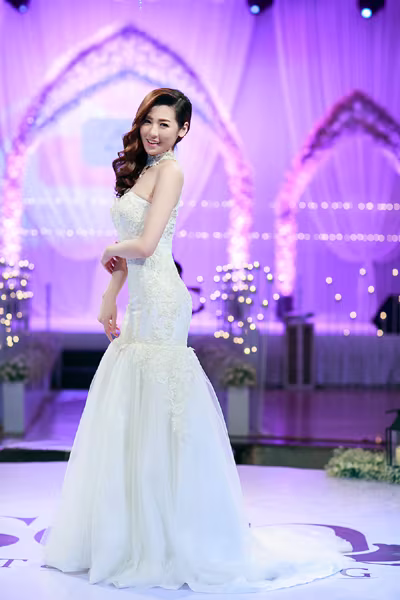 Á hậu Tú Anh vai trần gợi cảm cùng váy cưới tinh khôi ảnh 2 Á hậu Tú Anh vai trần gợi cảm cùng váy cưới tinh khôi ảnh 2