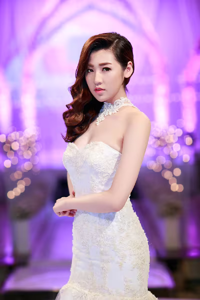 Á hậu Tú Anh vai trần gợi cảm cùng váy cưới tinh khôi ảnh 4 Á hậu Tú Anh vai trần gợi cảm cùng váy cưới tinh khôi ảnh 4