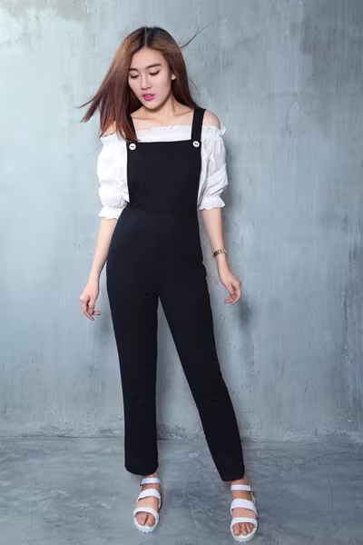 Á khôi Tăng Huỳnh Như gợi cảm với trang phục trắng đen tối giản ảnh 4 Á khôi Tăng Huỳnh Như gợi cảm với trang phục trắng đen tối giản ảnh 4