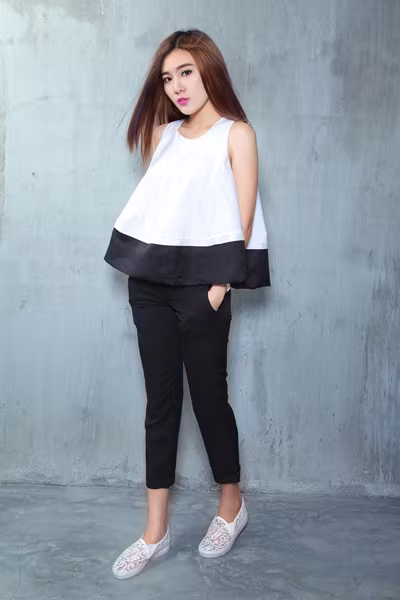 Á khôi Tăng Huỳnh Như gợi cảm với trang phục trắng đen tối giản ảnh 5 Á khôi Tăng Huỳnh Như gợi cảm với trang phục trắng đen tối giản ảnh 5