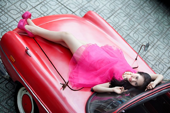 Dương Kim Ánh diện váy hồng cực gợi cảm bên xế cổ ảnh 1 Dương Kim Ánh diện váy hồng cực gợi cảm bên xế cổ ảnh 1