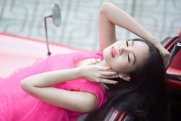 Dương Kim Ánh diện váy hồng cực gợi cảm bên xế cổ ảnh 2 Dương Kim Ánh diện váy hồng cực gợi cảm bên xế cổ ảnh 2