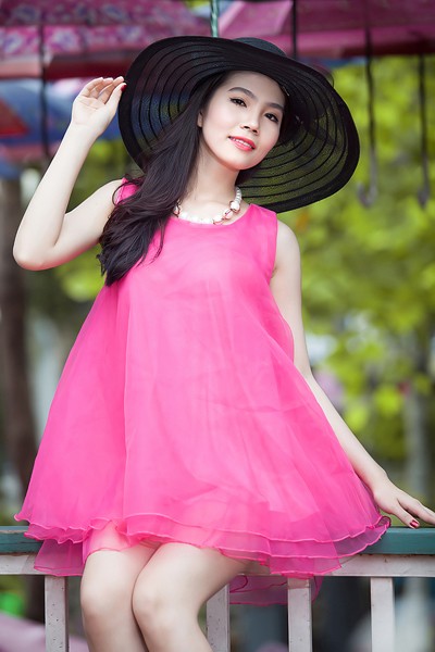 Dương Kim Ánh diện váy hồng cực gợi cảm bên xế cổ ảnh 4 Dương Kim Ánh diện váy hồng cực gợi cảm bên xế cổ ảnh 4