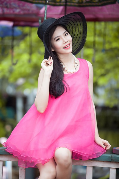 Dương Kim Ánh diện váy hồng cực gợi cảm bên xế cổ ảnh 5 Dương Kim Ánh diện váy hồng cực gợi cảm bên xế cổ ảnh 5
