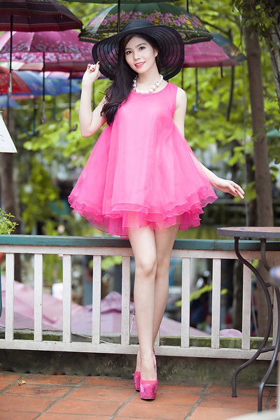 Dương Kim Ánh diện váy hồng cực gợi cảm bên xế cổ ảnh 6 Dương Kim Ánh diện váy hồng cực gợi cảm bên xế cổ ảnh 6