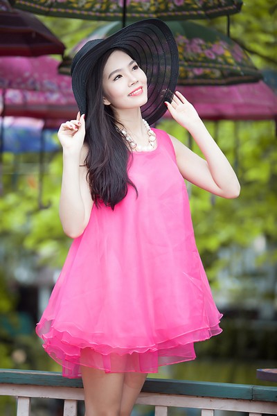 Dương Kim Ánh diện váy hồng cực gợi cảm bên xế cổ ảnh 7 Dương Kim Ánh diện váy hồng cực gợi cảm bên xế cổ ảnh 7