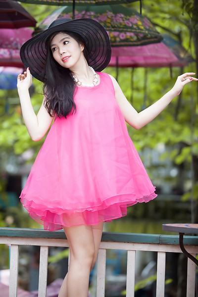 Dương Kim Ánh diện váy hồng cực gợi cảm bên xế cổ ảnh 8 Dương Kim Ánh diện váy hồng cực gợi cảm bên xế cổ ảnh 8