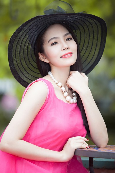 Dương Kim Ánh diện váy hồng cực gợi cảm bên xế cổ ảnh 9 Dương Kim Ánh diện váy hồng cực gợi cảm bên xế cổ ảnh 9