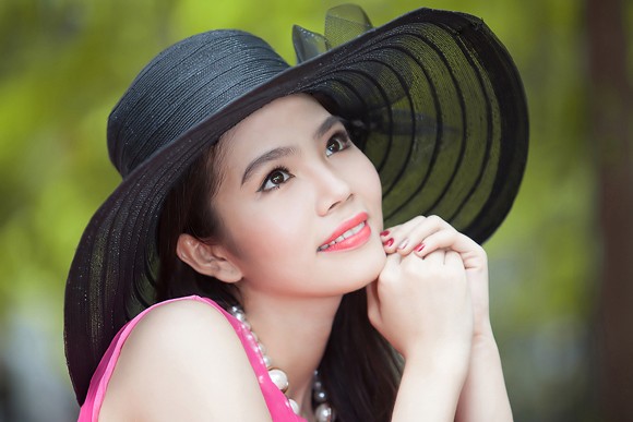 Dương Kim Ánh diện váy hồng cực gợi cảm bên xế cổ ảnh 10 Dương Kim Ánh diện váy hồng cực gợi cảm bên xế cổ ảnh 10