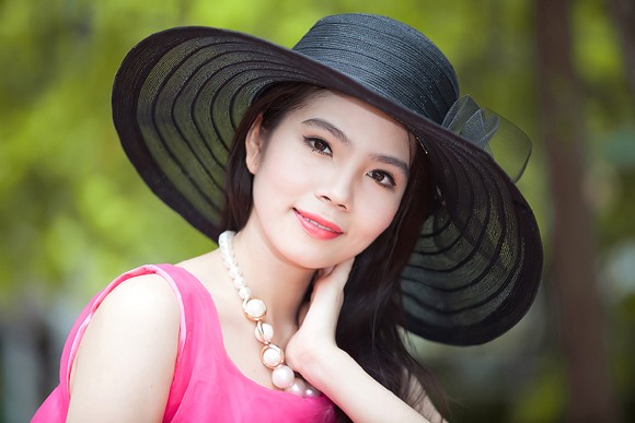 Dương Kim Ánh diện váy hồng cực gợi cảm bên xế cổ ảnh 11 Dương Kim Ánh diện váy hồng cực gợi cảm bên xế cổ ảnh 11
