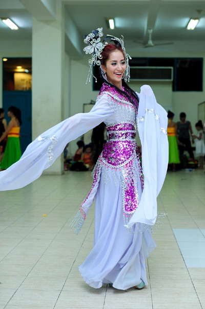 Khánh Thi hoá thân thành Hằng Nga xinh tươi bên chú Cuội Đại Nghĩa ảnh 1 Khánh Thi hoá thân thành Hằng Nga xinh tươi bên chú Cuội Đại Nghĩa ảnh 1