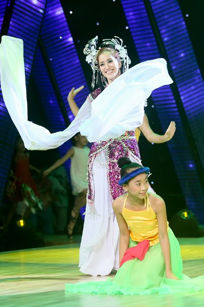 Khánh Thi hoá thân thành Hằng Nga xinh tươi bên chú Cuội Đại Nghĩa ảnh 6 Khánh Thi hoá thân thành Hằng Nga xinh tươi bên chú Cuội Đại Nghĩa ảnh 6