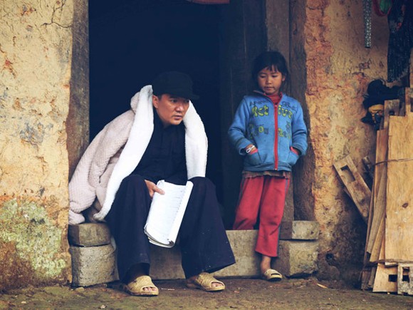 Mr Đàm nhuộm răng đen, "bắn" thuốc lào sòng sọc ảnh 1 Mr Đàm nhuộm răng đen, "bắn" thuốc lào sòng sọc ảnh 1