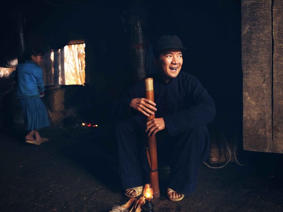 Mr Đàm nhuộm răng đen, "bắn" thuốc lào sòng sọc ảnh 2 Mr Đàm nhuộm răng đen, "bắn" thuốc lào sòng sọc ảnh 2
