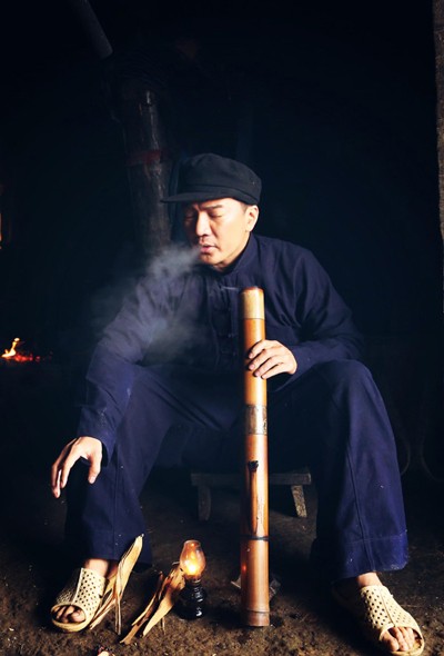 Mr Đàm nhuộm răng đen, "bắn" thuốc lào sòng sọc ảnh 4 Mr Đàm nhuộm răng đen, "bắn" thuốc lào sòng sọc ảnh 4