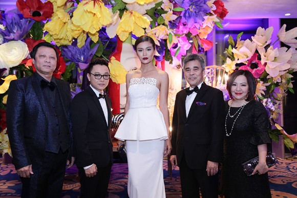 Mâu Thanh Thuỷ “e ấp” vòng 1 quyến rũ đi dự tiệc ảnh 4 Mâu Thanh Thuỷ “e ấp” vòng 1 quyến rũ đi dự tiệc ảnh 4