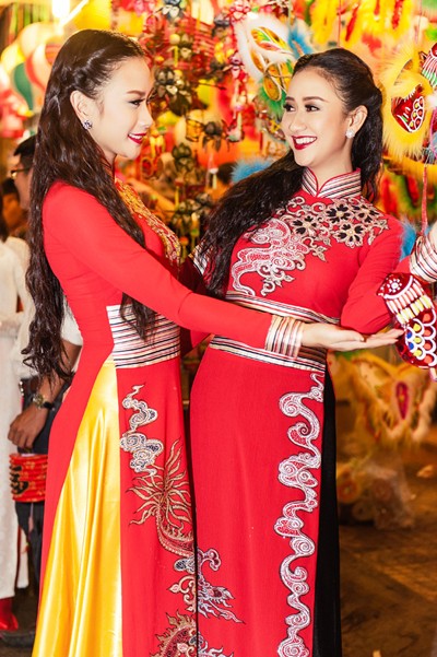 Cặp đôi Á hậu đẹp rạng ngời dạo phố trung thu ảnh 4 Cặp đôi Á hậu đẹp rạng ngời dạo phố trung thu ảnh 4