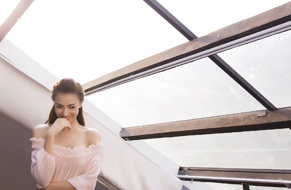 Hồng Quế khoe vai trần và vòng 1 quyến rũ ảnh 10 Hồng Quế khoe vai trần và vòng 1 quyến rũ ảnh 10