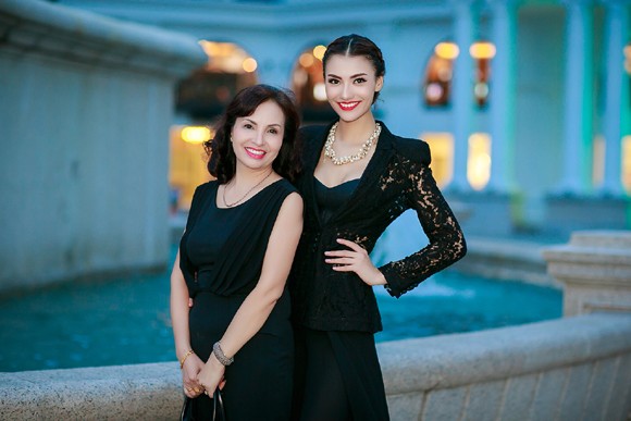 Hồng Quế sánh bước cùng mẹ đi dự sự kiện ảnh 7 Hồng Quế sánh bước cùng mẹ đi dự sự kiện ảnh 7