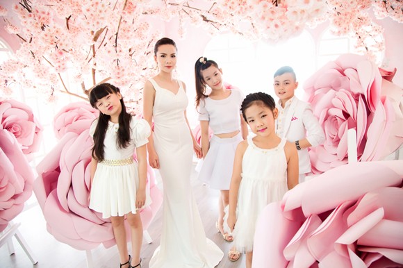 Yến Trang khoe sắc kiêu sa bên học trò cưng ảnh 1 Yến Trang khoe sắc kiêu sa bên học trò cưng ảnh 1