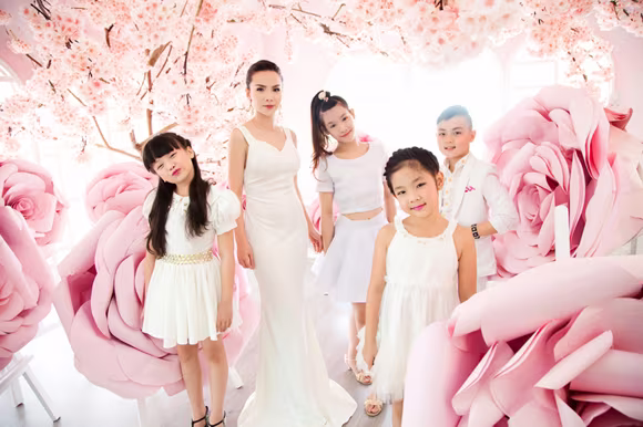 Yến Trang khoe sắc kiêu sa bên học trò cưng ảnh 1 Yến Trang khoe sắc kiêu sa bên học trò cưng ảnh 1