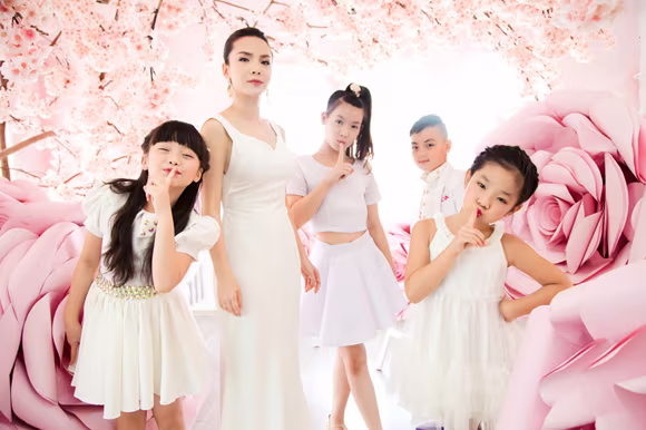 Yến Trang khoe sắc kiêu sa bên học trò cưng ảnh 2 Yến Trang khoe sắc kiêu sa bên học trò cưng ảnh 2